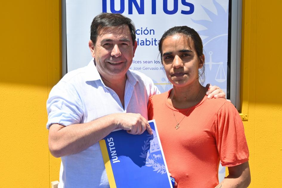 El coordinador general de Juntos Cnel. Rody Macías y participante del barrio Marconi