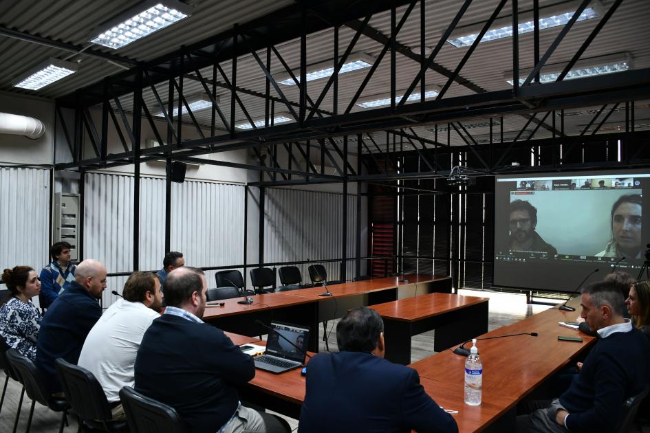 Presentación del curso Herramientas en información geográfica para la gestión del Ordenamiento Territorial Sala de reuniones de Dinot donde el equipo técnico de la Dirección presenta el curso