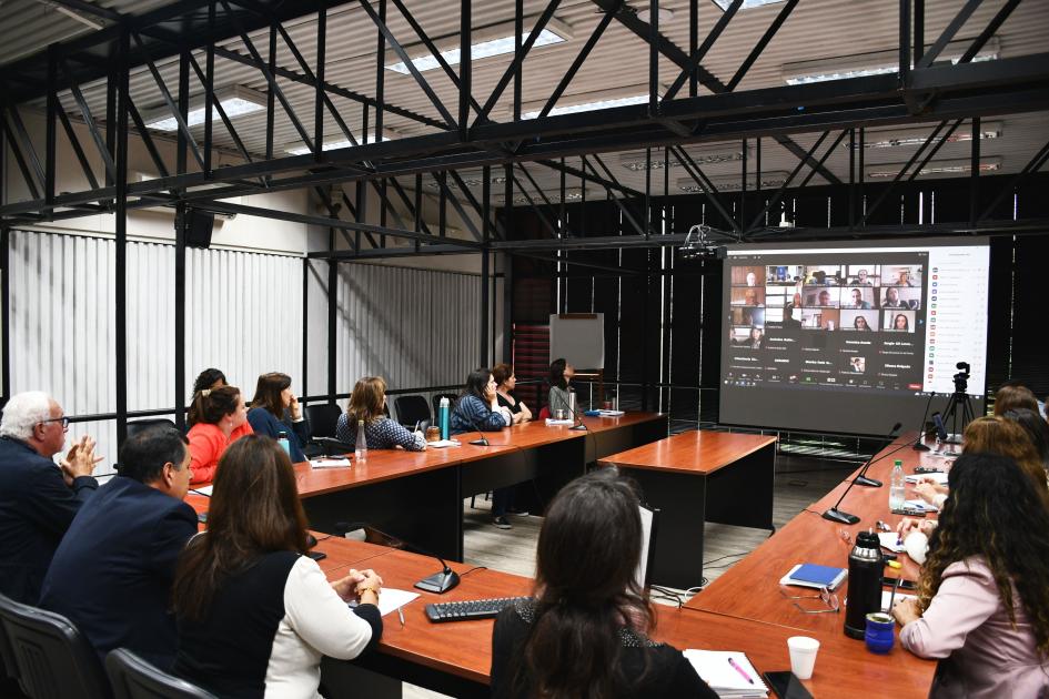 Imagen que se ve publico en sala y el público en plataforma Zoom 