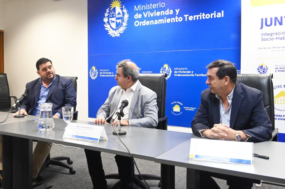 Firma de convenio entre el MVOT, Juntos y la Intendencia de Paysandú