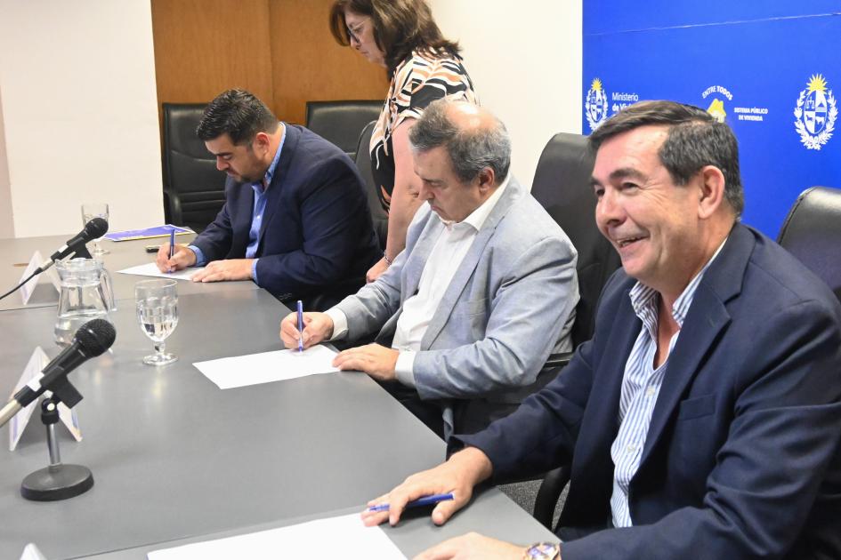 Autoridades en la firma del convenio entre el MVOT, Juntos y la Intendencia de Paysandú