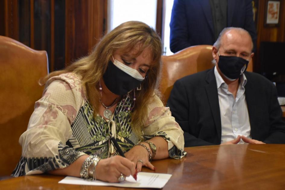 ministra Irene Moreira firmando convenio y subsecretario Tabaré Hatckenbruch 