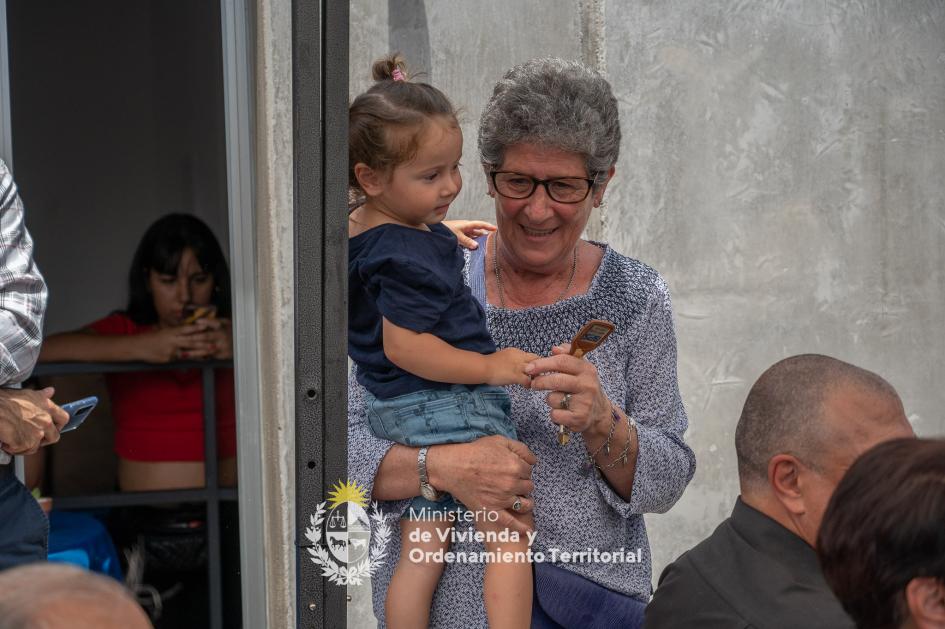señora y nieta señora y nieta