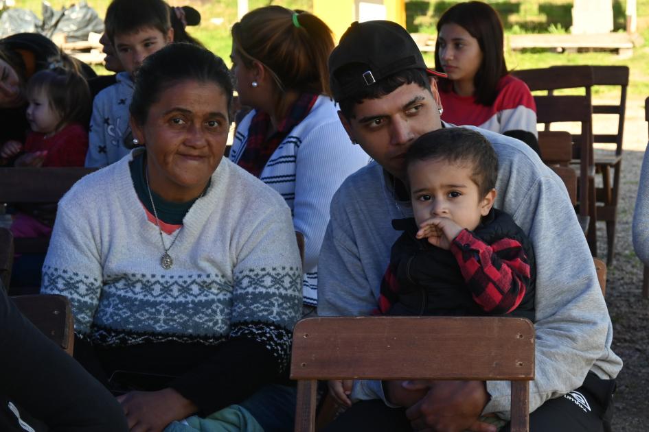 Participantes en la ceremonia de entrega de viviendas