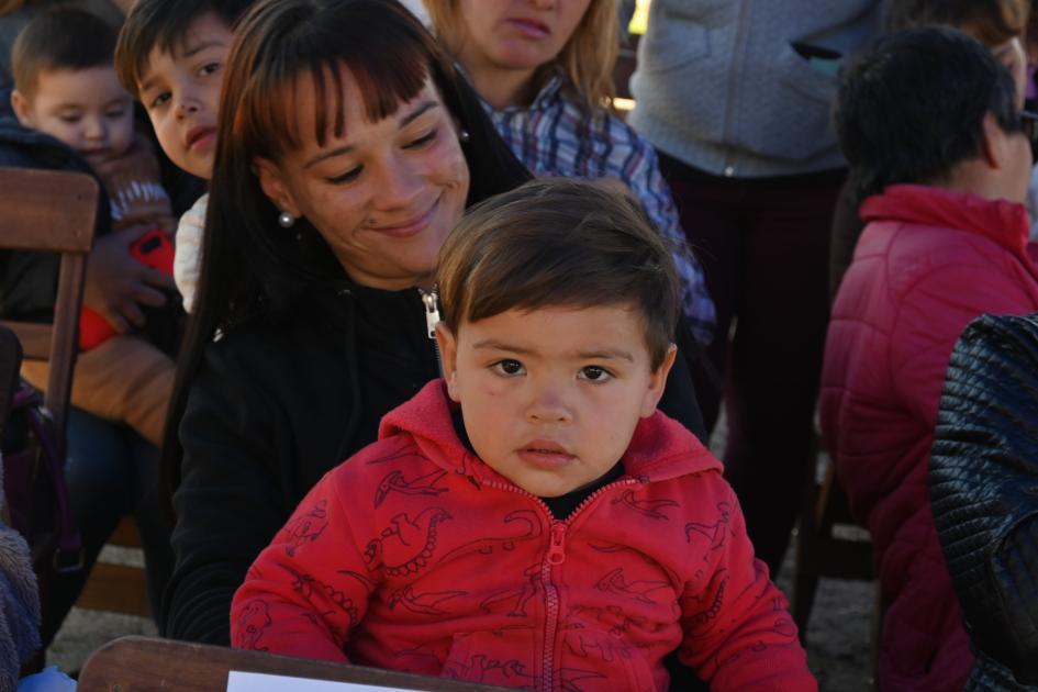 Participantes en la ceremonia de entrega de viviendas