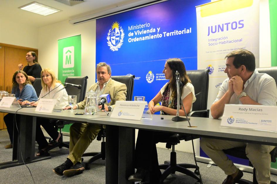 Autoridades en la firma de convenio con la Intendencia de Montevideo