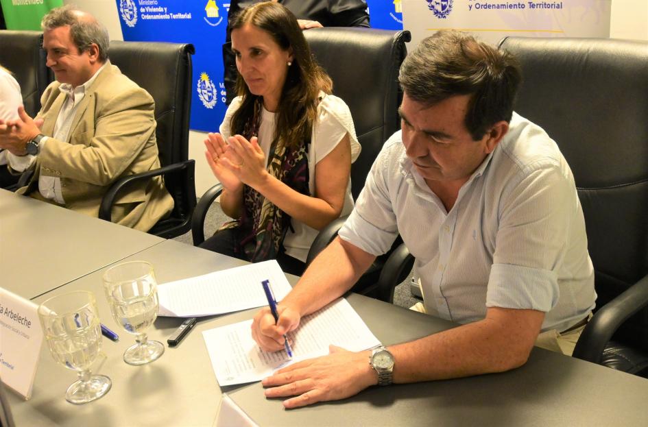 Firma de convenio entre el MVOT, Juntos y la Intendencia de Montevideo