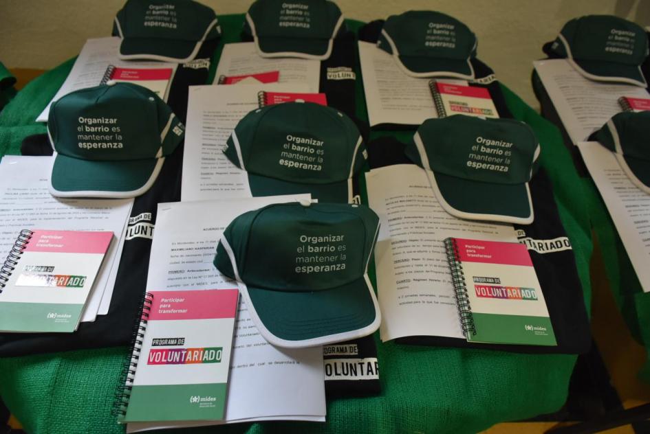 Voluntarios de Plan Juntos se reunieron en Cedel Carrasco Gorros y libretas
