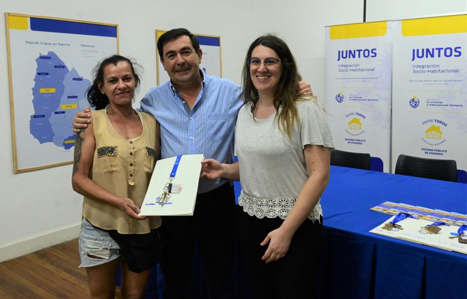 Entrega de viviendas en el barrio Tres Ombúes de Montevideo