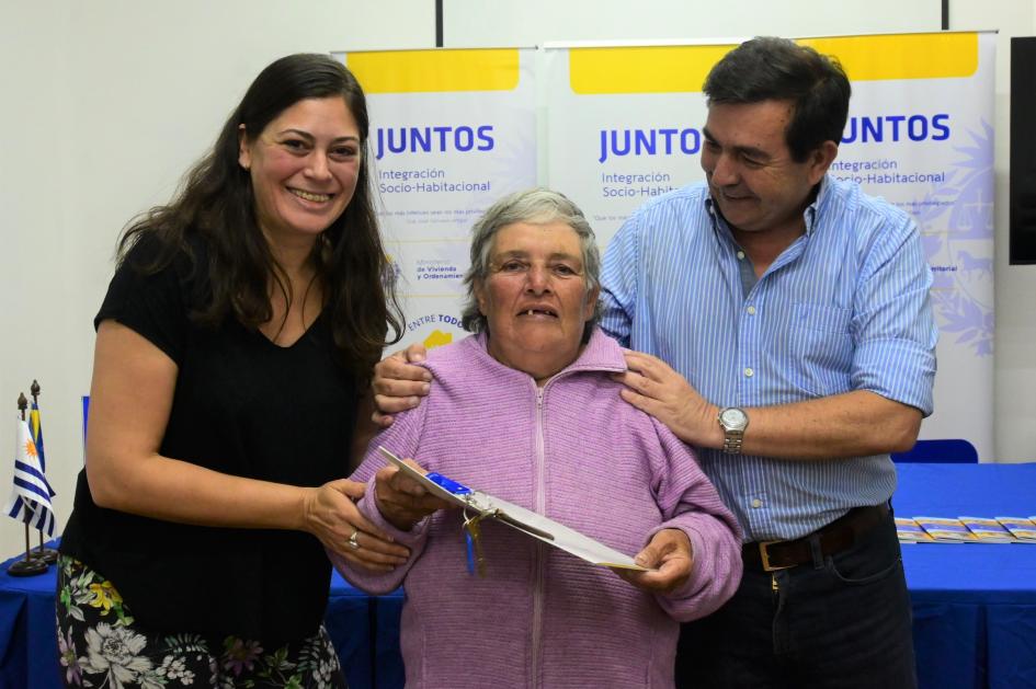 Entrega de viviendas en el barrio Tres Ombúes de Montevideo