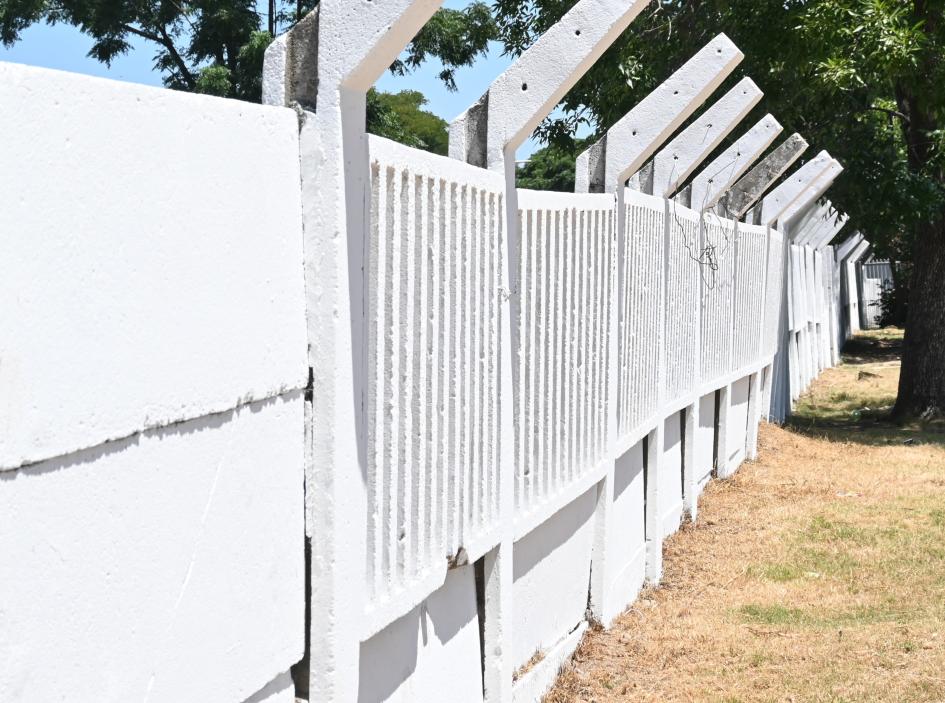 Acondicionamiento del muro exterior en las Escuelas Nº. 177 y 337