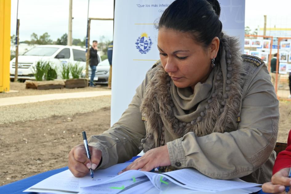 Ceremonia de entrega de viviendas en Salto