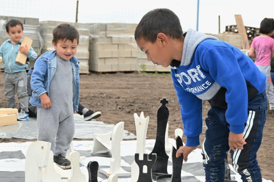 Niños jugando al ajedrez