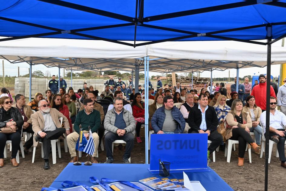 Ceremonia de entrega de viviendas en Salto