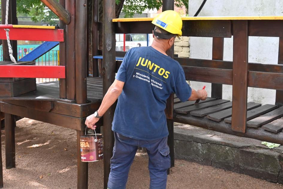 Acondicionamiento de los juegos infantiles de la Escuela Nº. 52