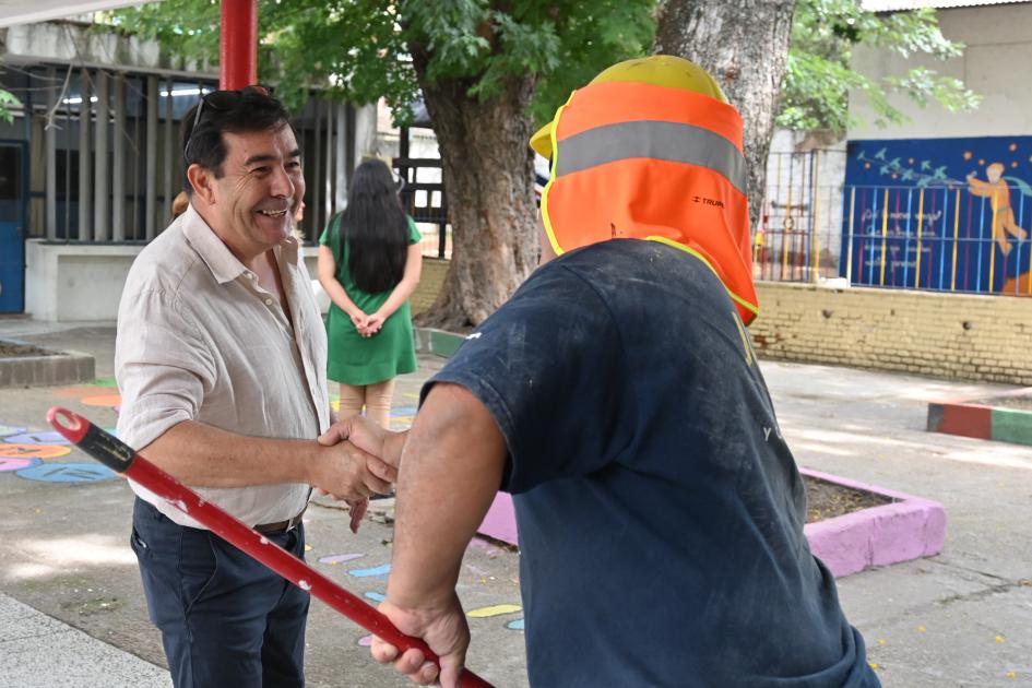Coordinador general de Juntos Rody Macías en recorrida por la Escuela Nº. 52