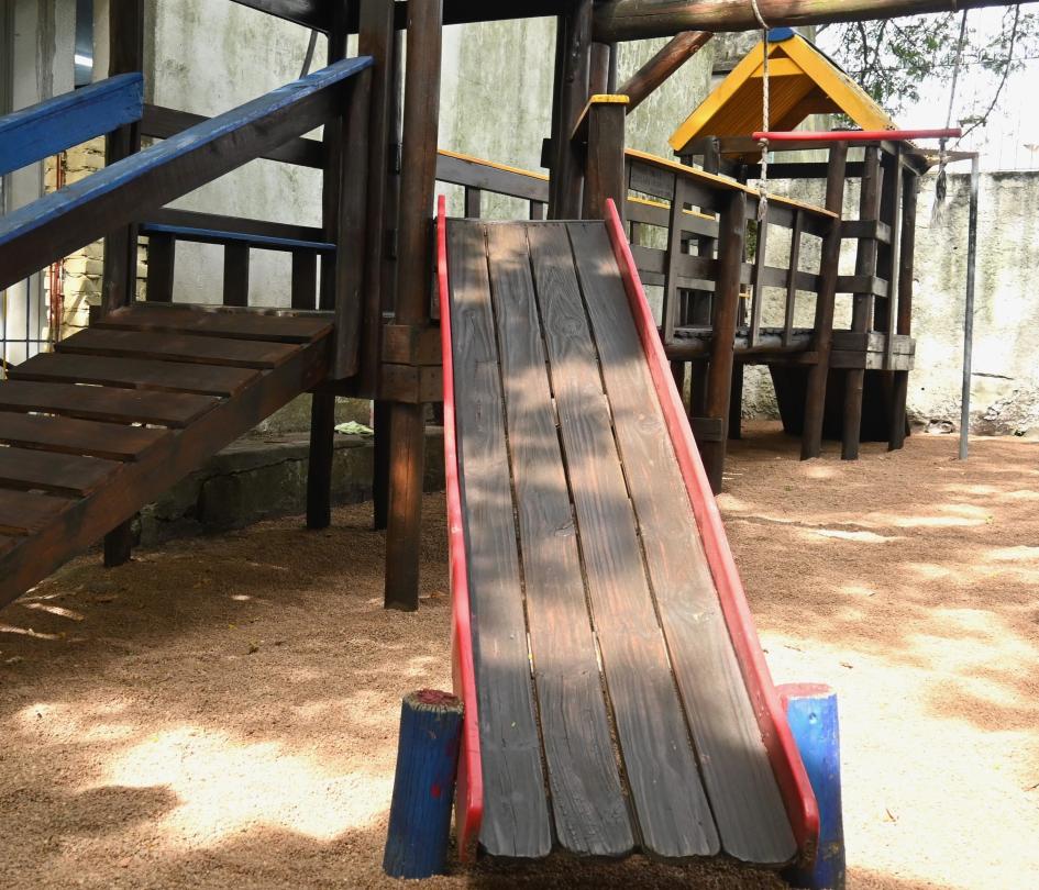 Acondicionamiento de los juegos infantiles de la Escuela Nº. 52
