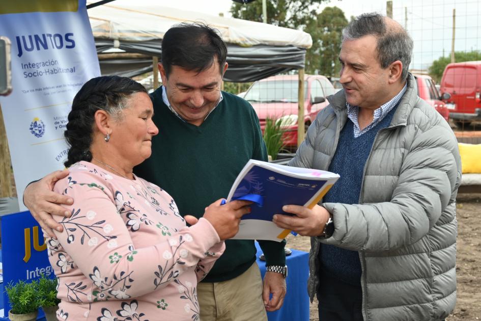 Ceremonia de entrega de viviendas en Salto