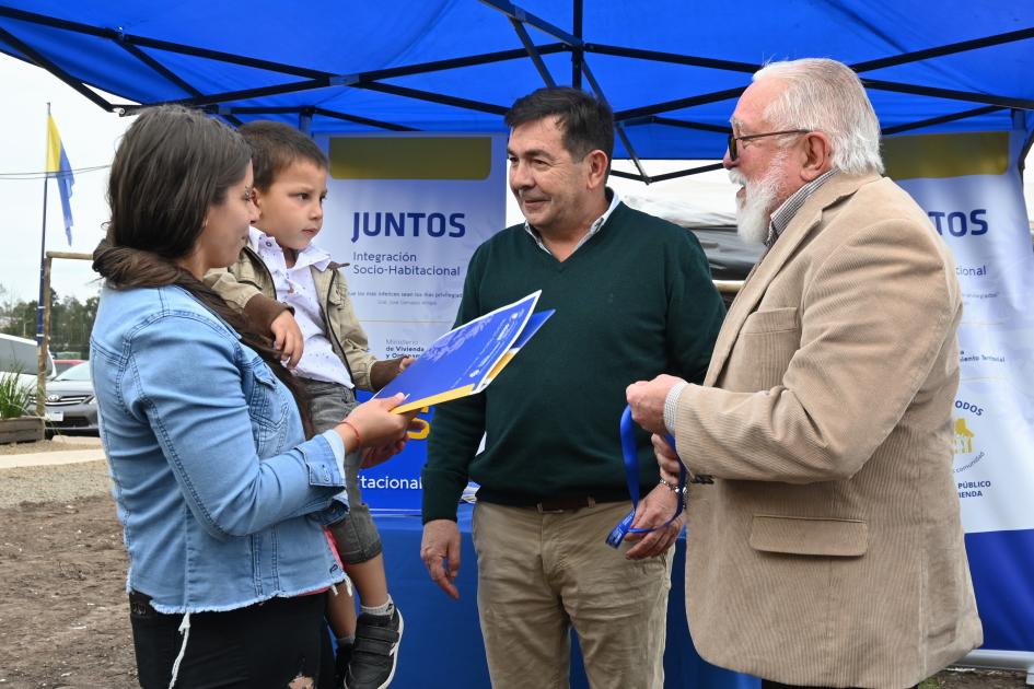 Ceremonia de entrega de viviendas en Salto