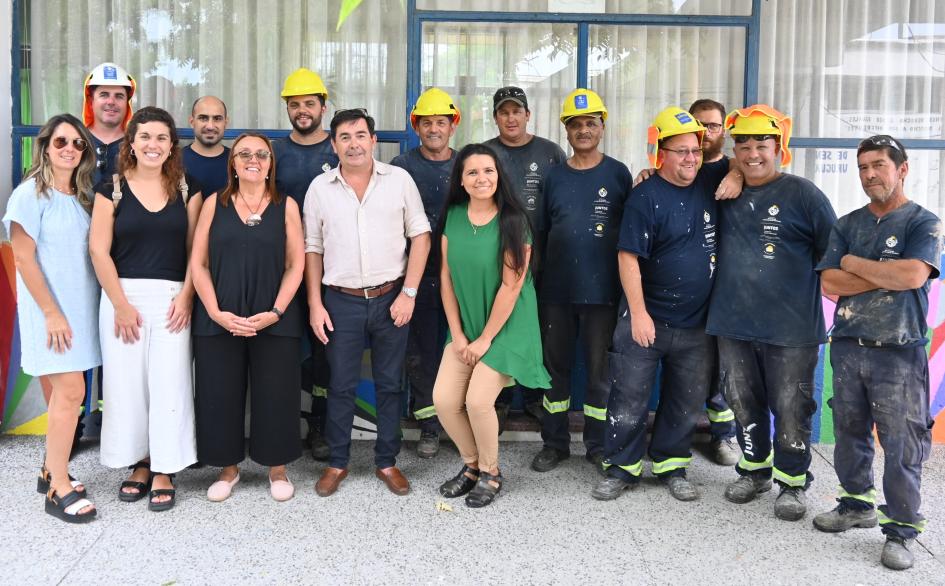 Equipo de trabajo de Juntos y autoridades de la Escuela Nº. 52