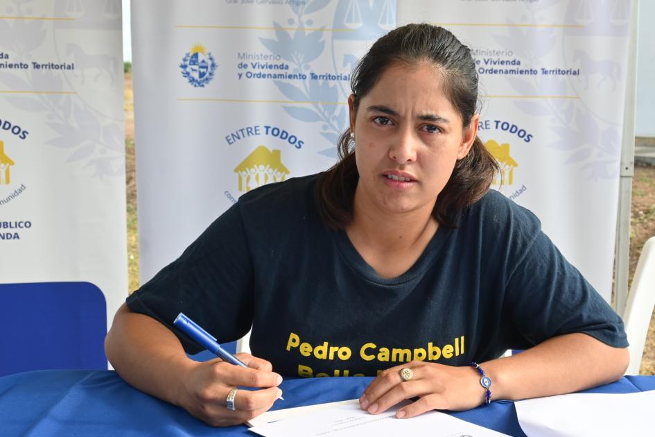 Participante de Juntos de la ciudad de Bella Unión en la ceremonia de firma de acuerdos particulares