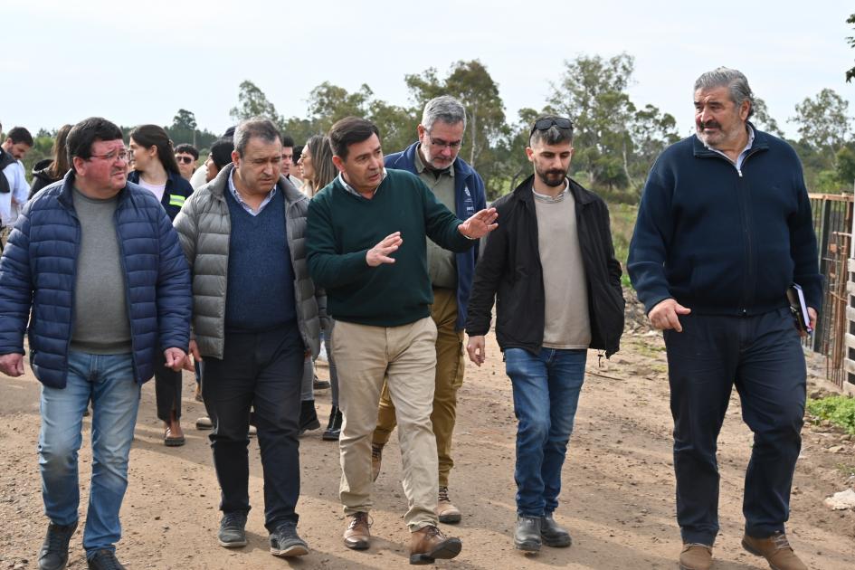 Recorrida de autoridades por el barrio Andresito de Salto