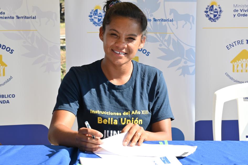 Participante de Juntos de la ciudad de Bella Unión en la ceremonia de firma de acuerdos particulares