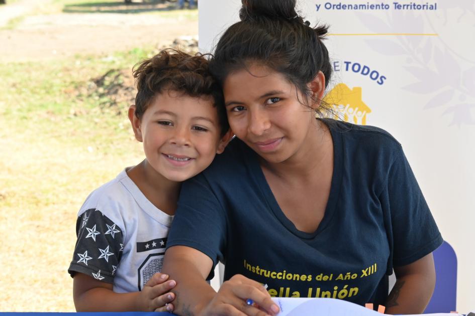 Participante de Juntos de la ciudad de Bella Unión en la ceremonia de firma de acuerdos particulares