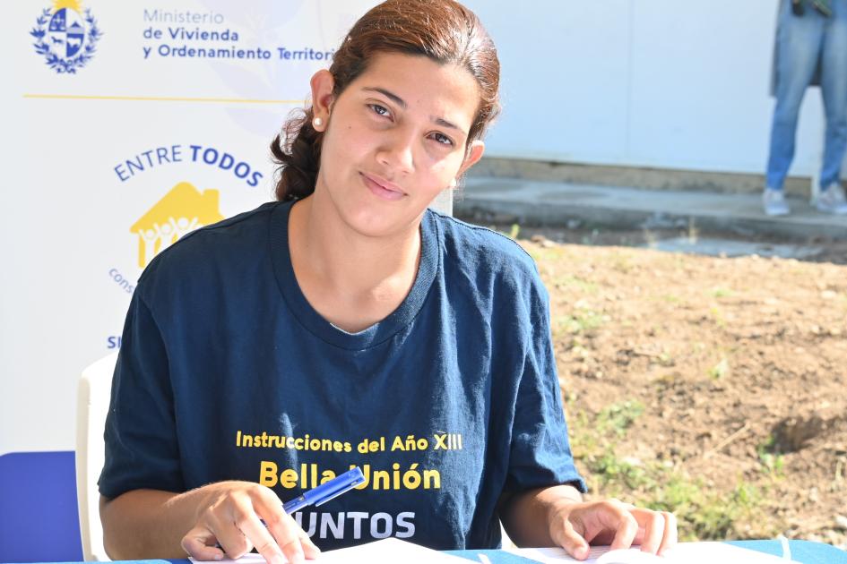 Participante de Juntos de la ciudad de Bella Unión en la ceremonia de firma de acuerdos particulares