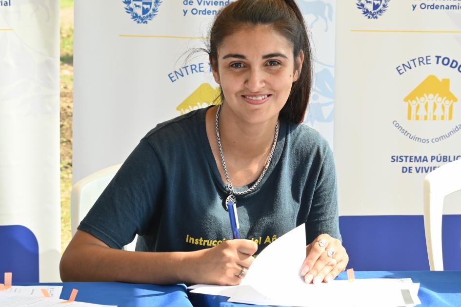 Participante de Juntos de la ciudad de Bella Unión en la ceremonia de firma de acuerdos particulares