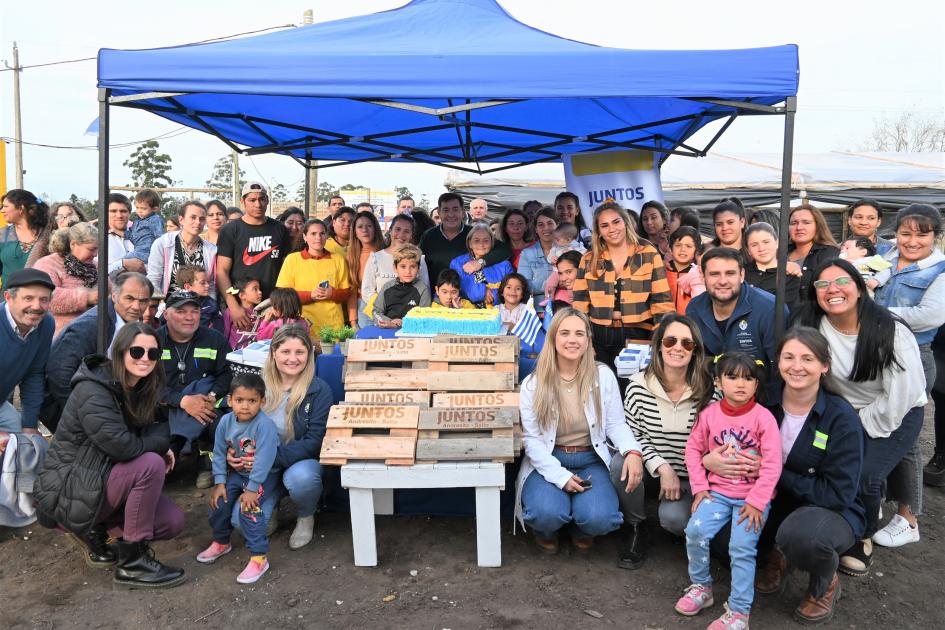 Familias participantes y equipo de Juntos en Salto