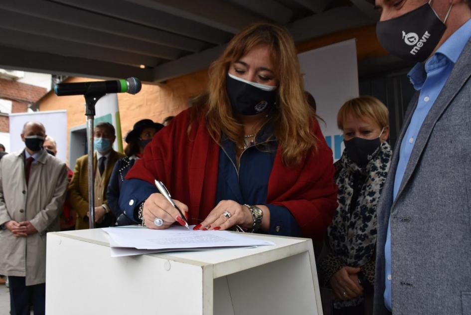 ministra firmando convenio