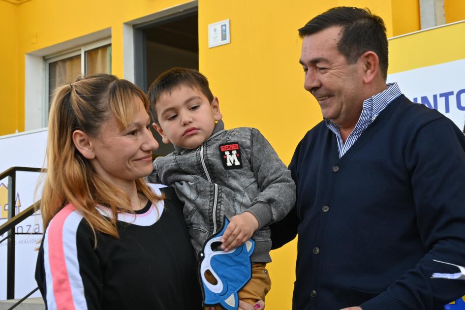 Participante del barrio Casavalle recibe la llave de su nueva vivienda