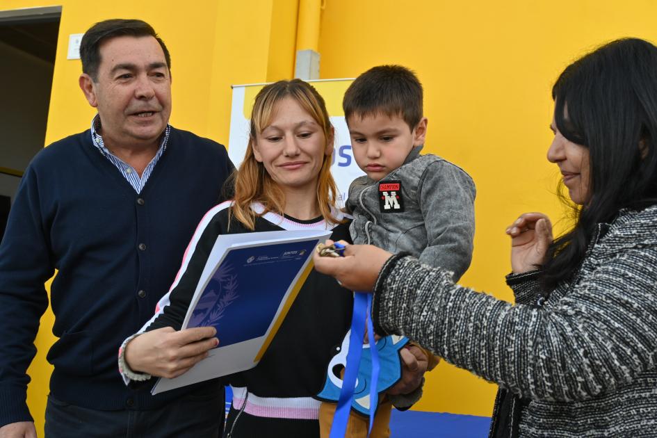 Participante del barrio Casavalle recibe la llave de su nueva vivienda