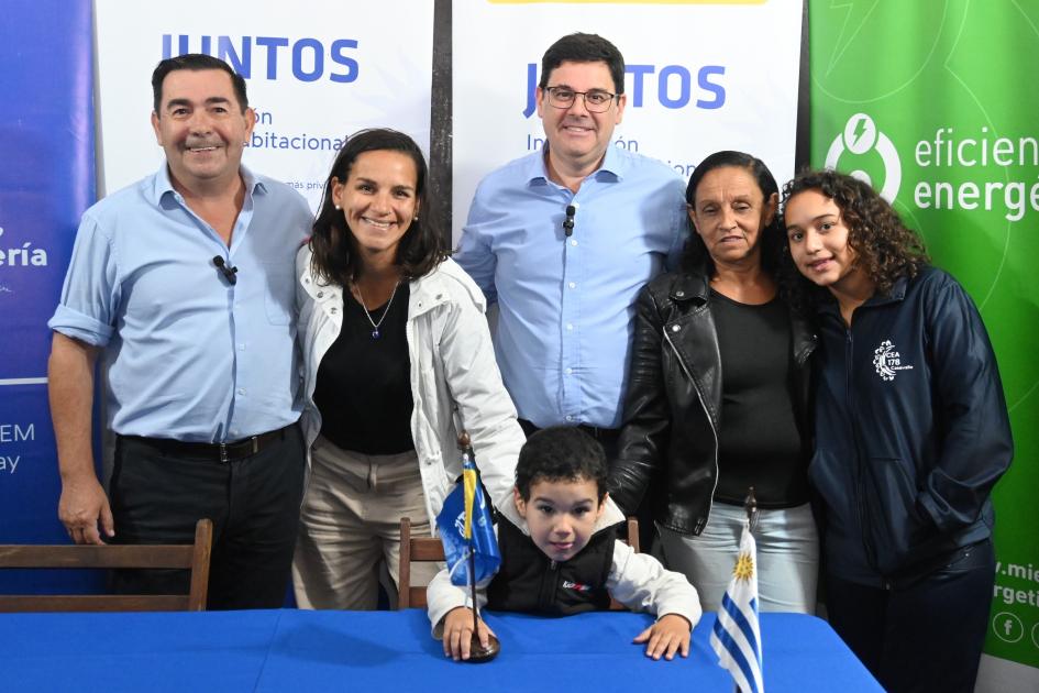 Rody Macías, Fitzgerald Cantero y dos familias participantes de Juntos