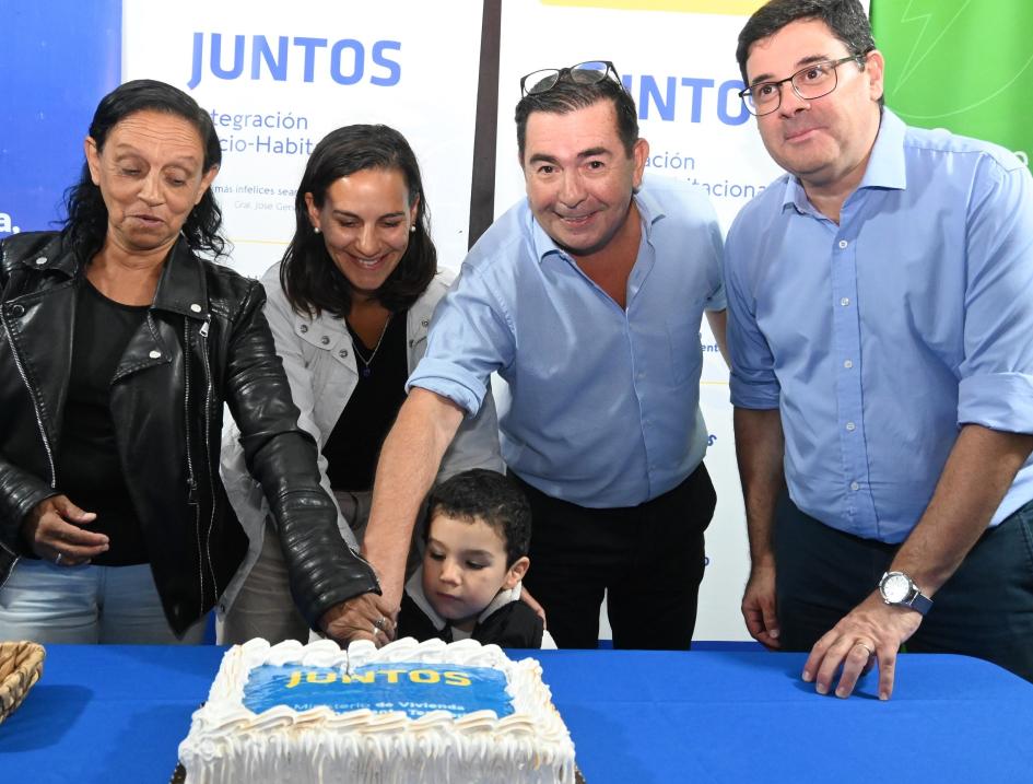 Ceremonia de entrega de viviendas en Casavalle