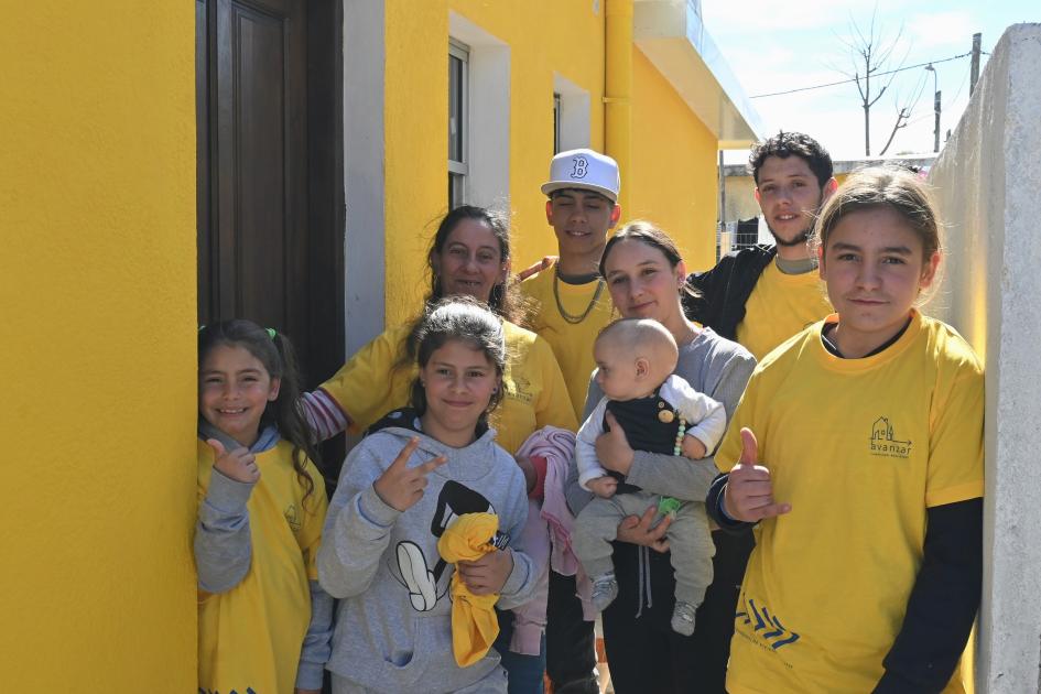 Familia en la puerta de su nuevo hogar