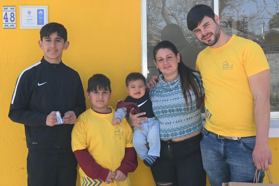 Familia en la puerta de su nuevo hogar