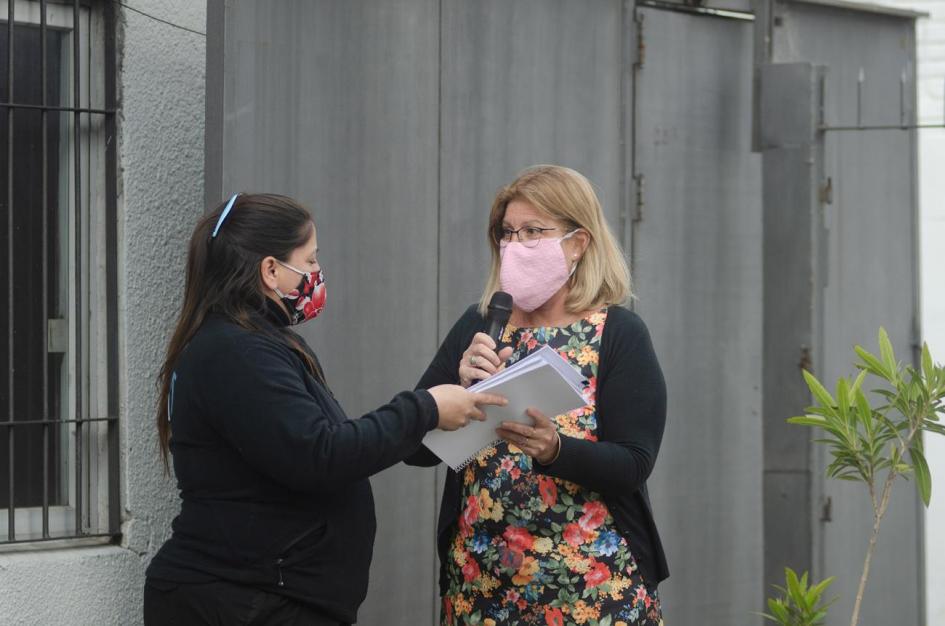 Entrega del diploma a una participante del Juntos