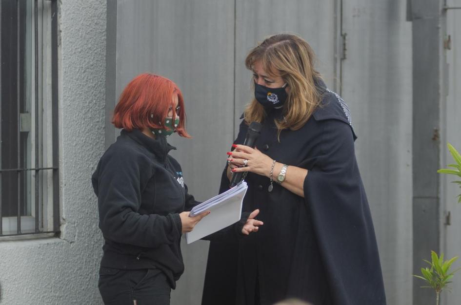 Ministra Irene Moreira entrega el diploma a una participante del Juntos