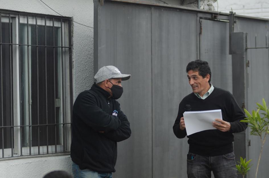 Entrega del diploma a una participante del Juntos