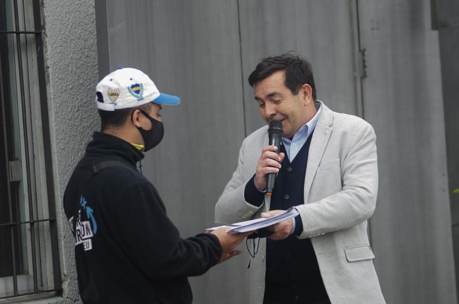 Coord. gral Rody Macías hace entrega del diploma a un participante del Juntos