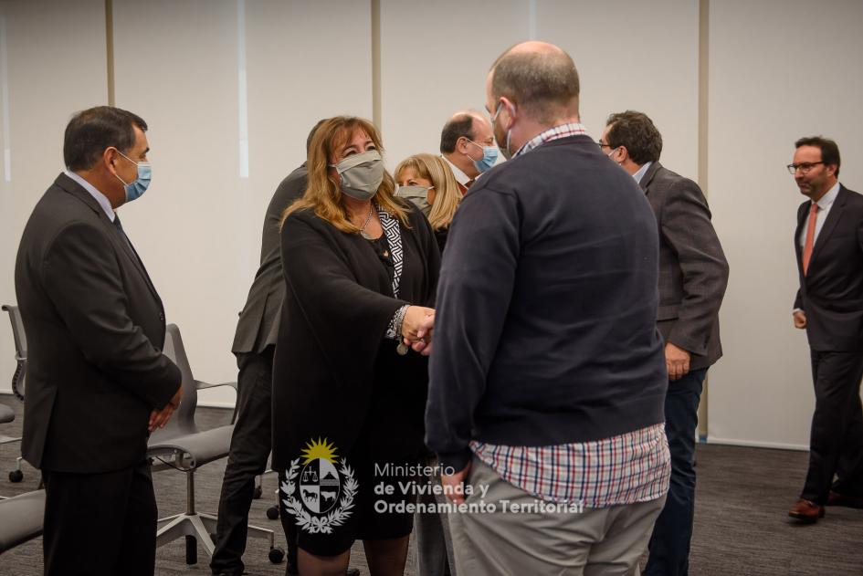 Firma convenio MVOT, CAF y CND Minitra saludando al llegar