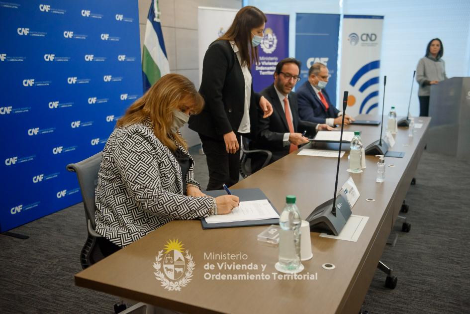 Firma convenio MVOT, CAF y CND Ministra firmando convenio