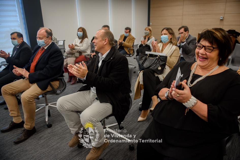 Firma convenio MVOT, CAF y CND Público aplaudiento y sonrriendo