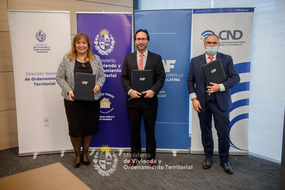Firma convenio MVOT, CAF y CND Ministra, representante de la CAF y vicepresidente CND posando para la foto protocolar