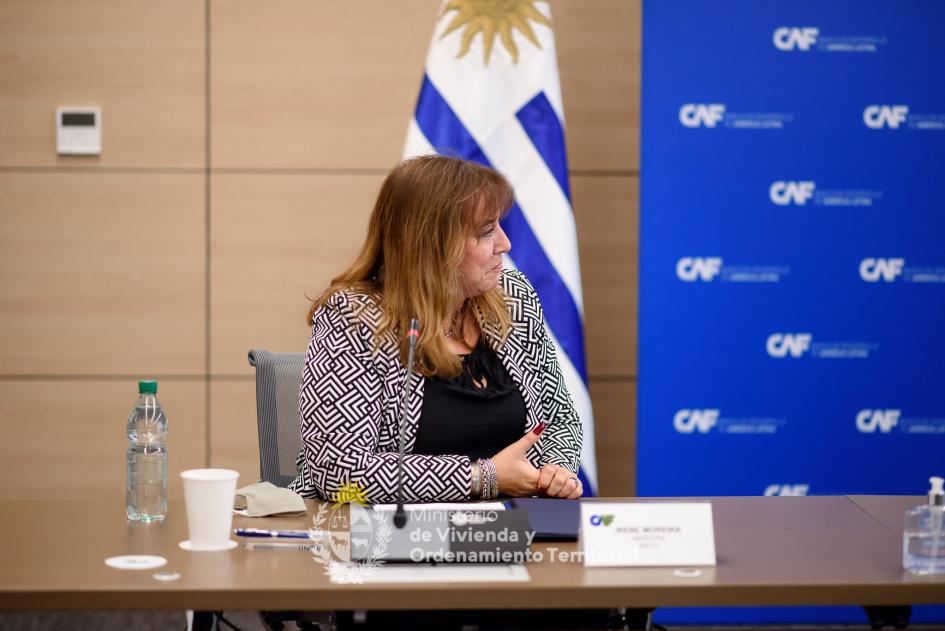 Firma convenio MVOT, CAF y CND Ministra sonrriendo en el discruso de apertura
