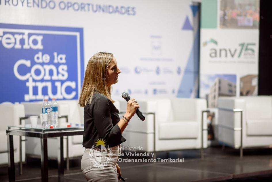 presentación madera Mujer sosteniendo microfono