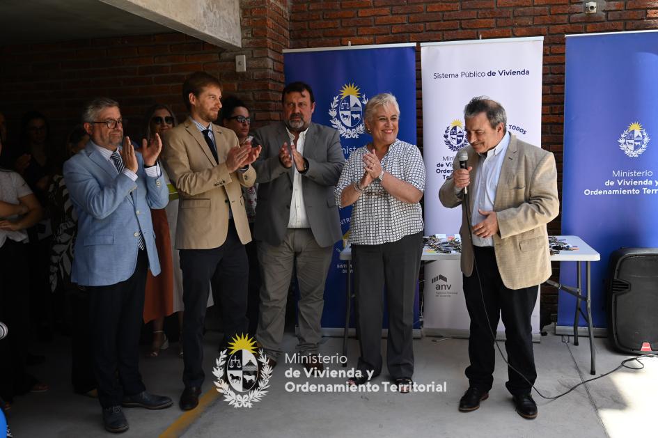 Ministro dando discurso junto a autoridades Ministro hablando por el micrófono junto con el resto de autoridades que asistieron a la entrega