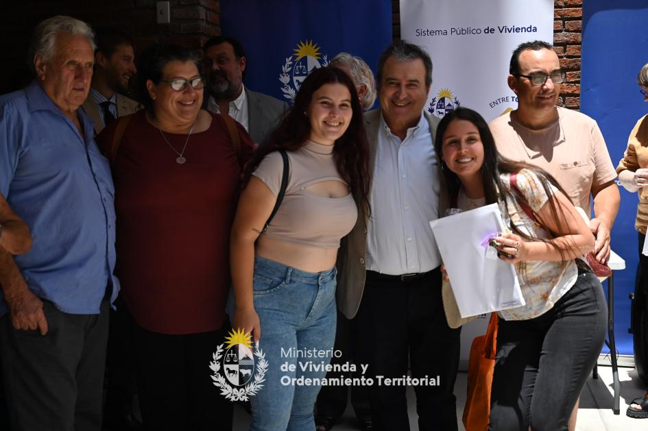 Ministro junto a una familia de nuevos propietarios Ministro junto a una numerosa familia contenta de haber adquirido su nueva vivienda